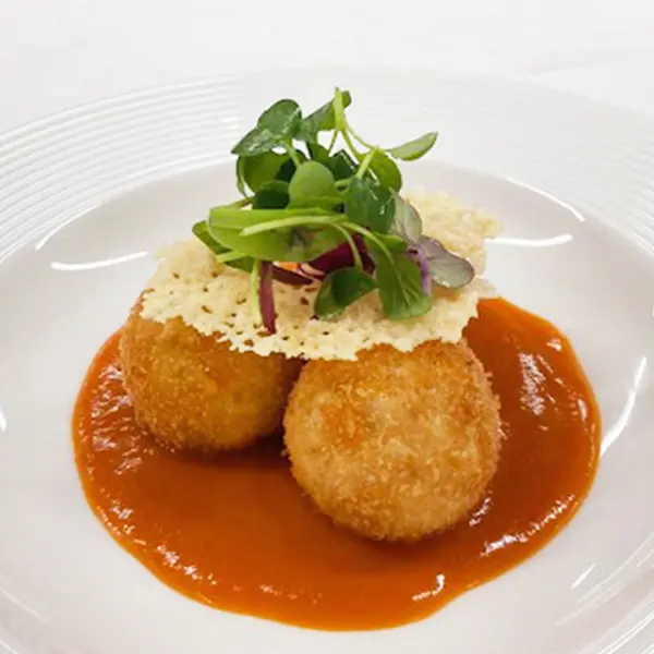 キノコのライスボールトマトのソース添え