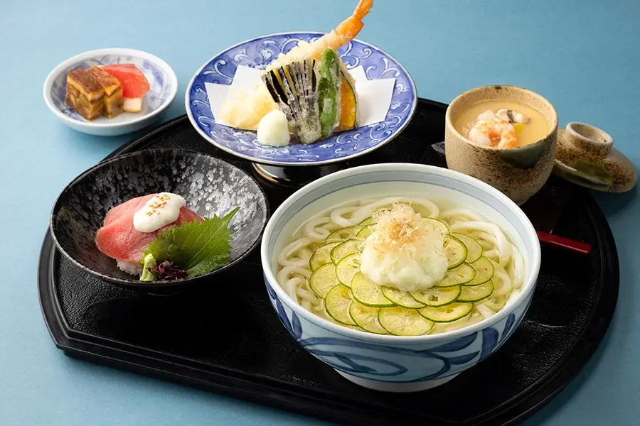 酢橘⾹る冷やし讃岐うどん