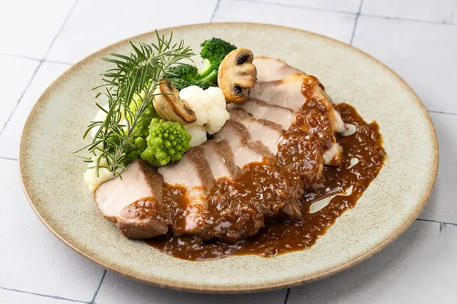 豚肩ロースのコンフィ シャリアピンソース