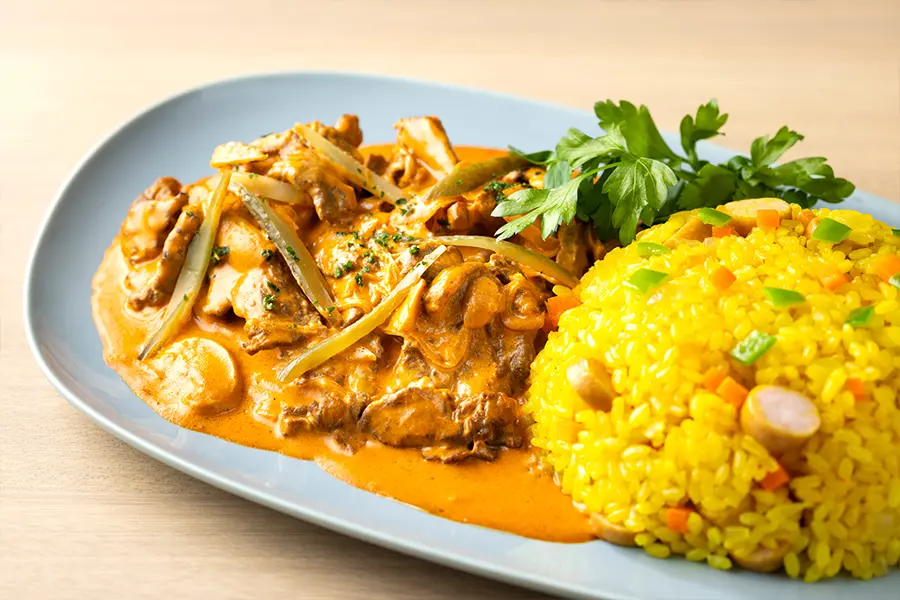 ヴェルデュール風ビーフストロガノフ&ソーセージと野菜のターメリックライス